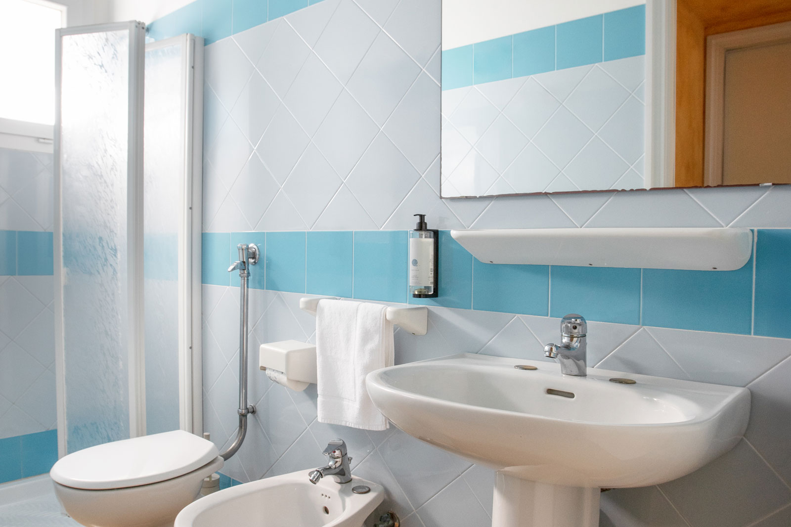 Bagno del Bungalow Mare al Park Gallanti con lavabo, WC, bidet, specchio e box doccia
