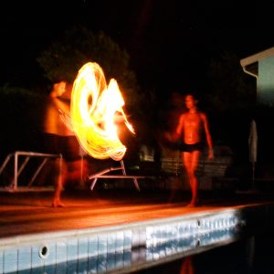 14 Animazione-fuoco-piscina-spettacolo-notturno