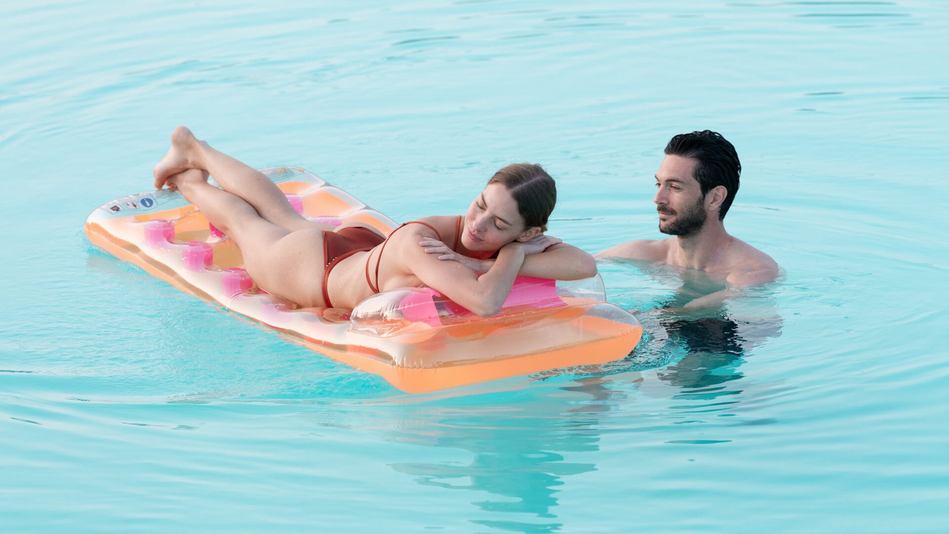 Paar entspannt auf einer Luftmatratze im Pool des Park Gallanti Holiday Village.